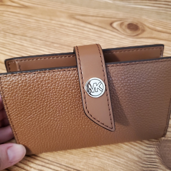 Michael Kors Medium Walletš¤ - Picture 2 of 7